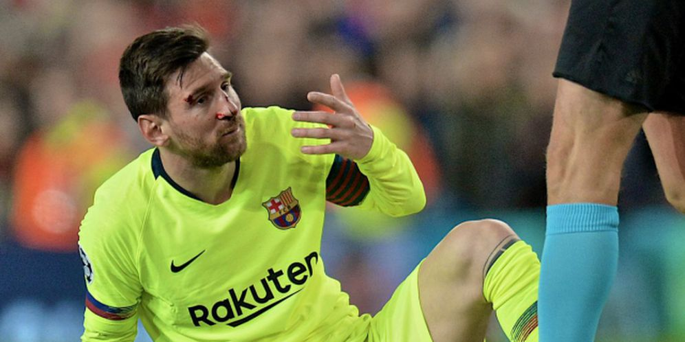 Main di Old Trafford Messi Dihantam Smalling dan Diteriakin “Viva Ronaldo” thumbnail